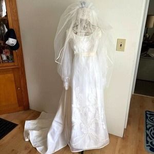 Vintage 1975 Virgin white Wedding dress with embroidered lace beaded detail